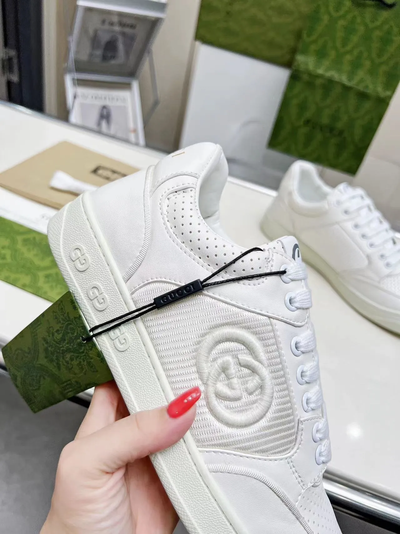 P620 💞💞Gucci G Home’s latest popular sports shoes, couple’s style, casual, retro white shoes 🌸🌸🌸 New popular series. The exquisite and compact interlocking double G logo romantically interprets the aesthetic concept of this series. Made of off-white leather, retro inspiration is cleverly blended into the sneaker design to reinterpret the brand logo. Exquisitely packaged at the delivery counter 🛍📦 ▪️Fabric: Original custom-made imported first-layer cowhide leather ▪️Lining: Original custom-made imported cowhide lining ▪️Outsole: Original molded two-color TPU outsole ▪️Size: Women's 35-40 / Men's 39-45